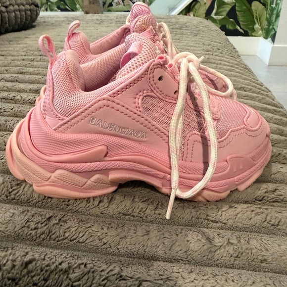 Balenciaga Triple S Kids Sneakers – Pink
Size: EU 27 / US 10 - Picture 7 of 12